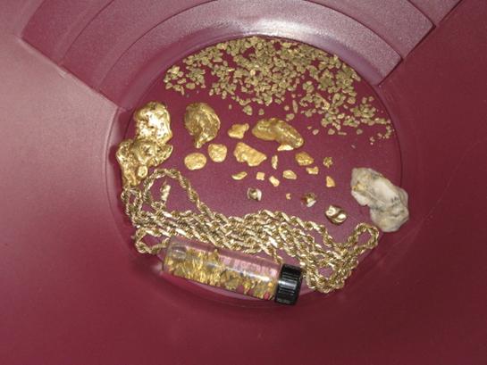 Vários ouro de pepita sobre uma bateia vermelha Fisher - Detector de Ouro Fisher GOLD BUG-2