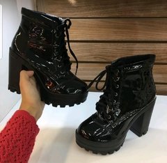 coturno feminino envernizado
