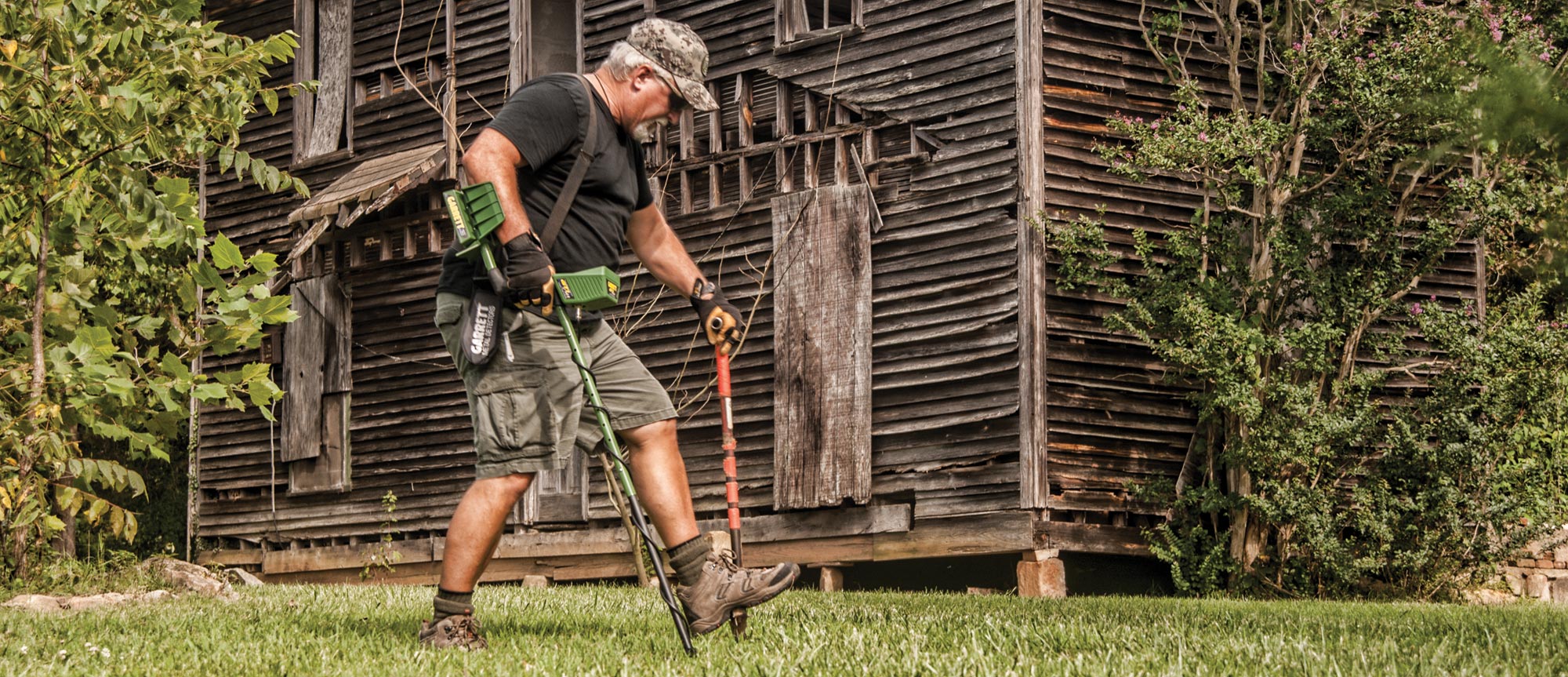 figura de uma pessoa com o Detector de metal Garrett GTI 2500