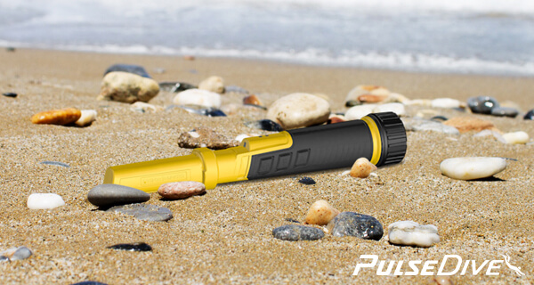 Detector Portátil Nokta Makro Pulsedive Scuba na beira de praia