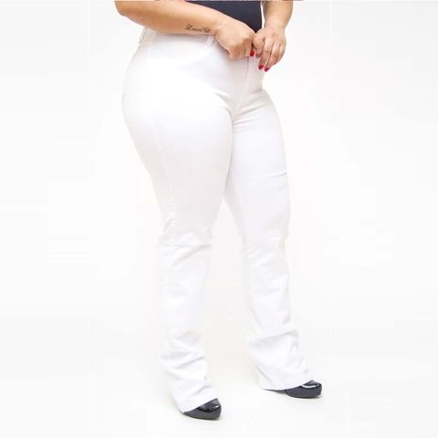 calça branca flare plus size