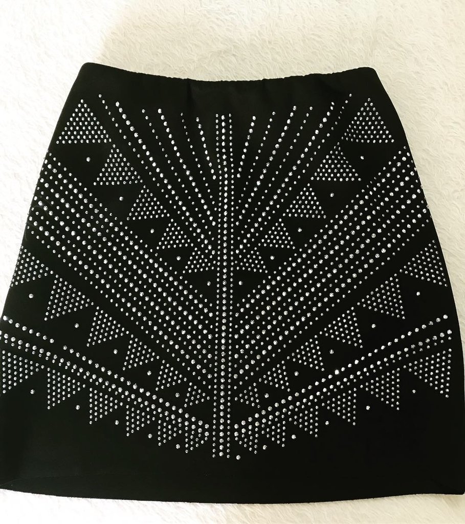 saia preta com pedraria