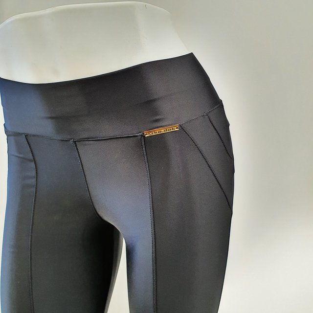 calça legging com ziper na perna