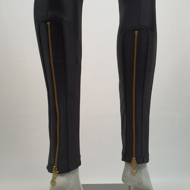 calça legging com ziper na perna