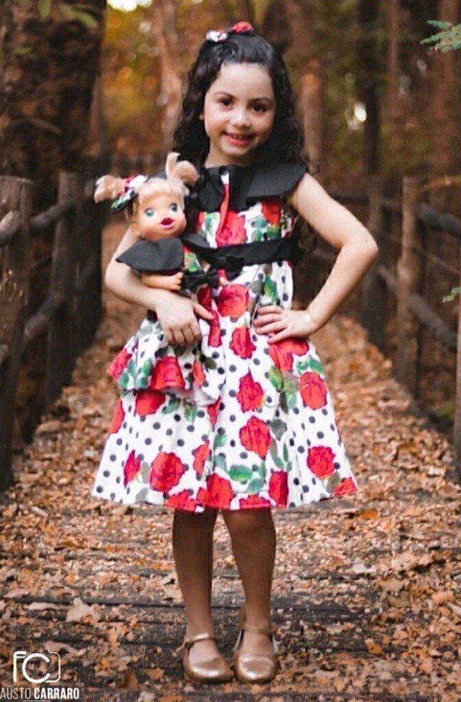 roupa tal filha tal boneca