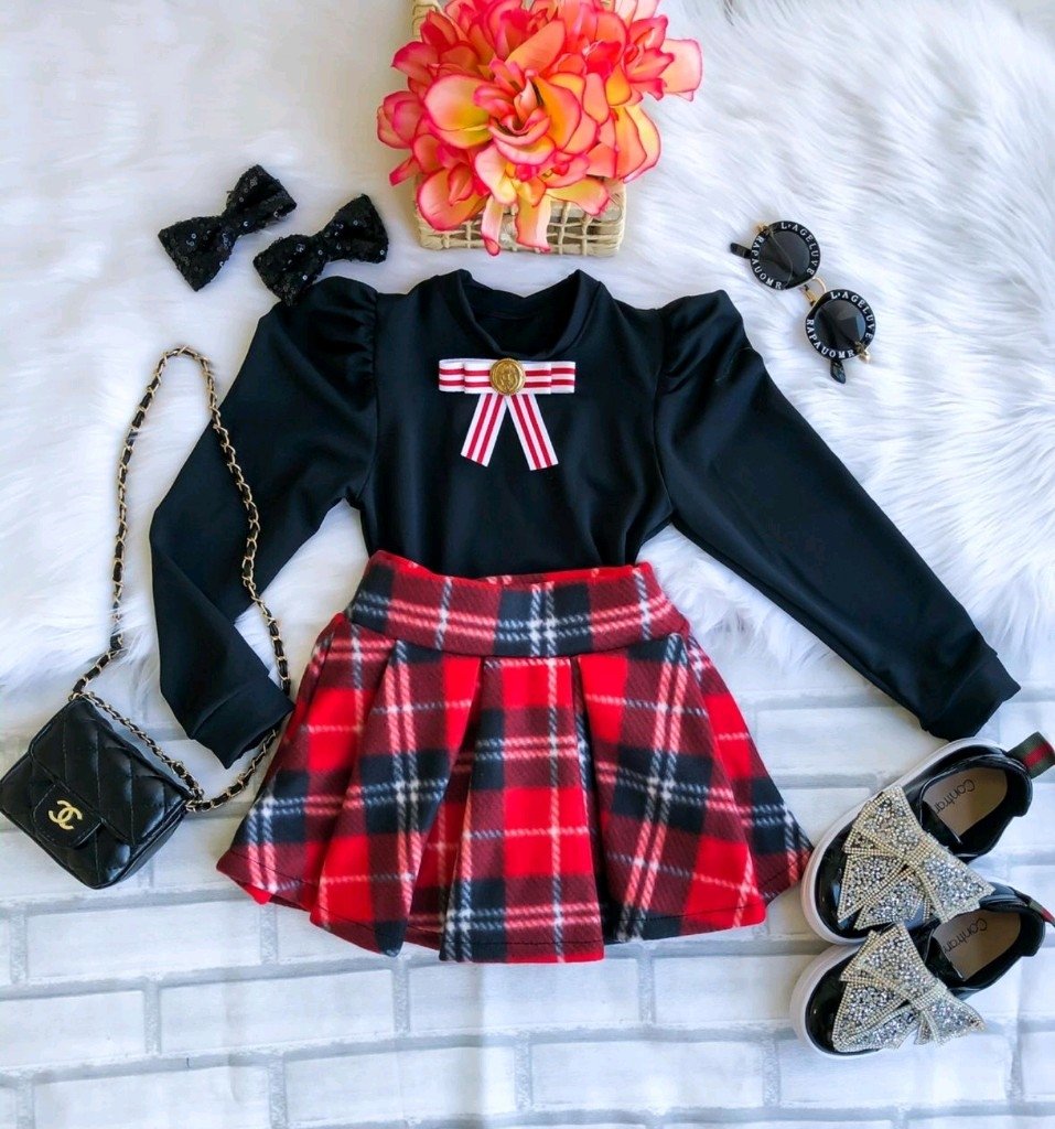 saia vermelha e blusa preta