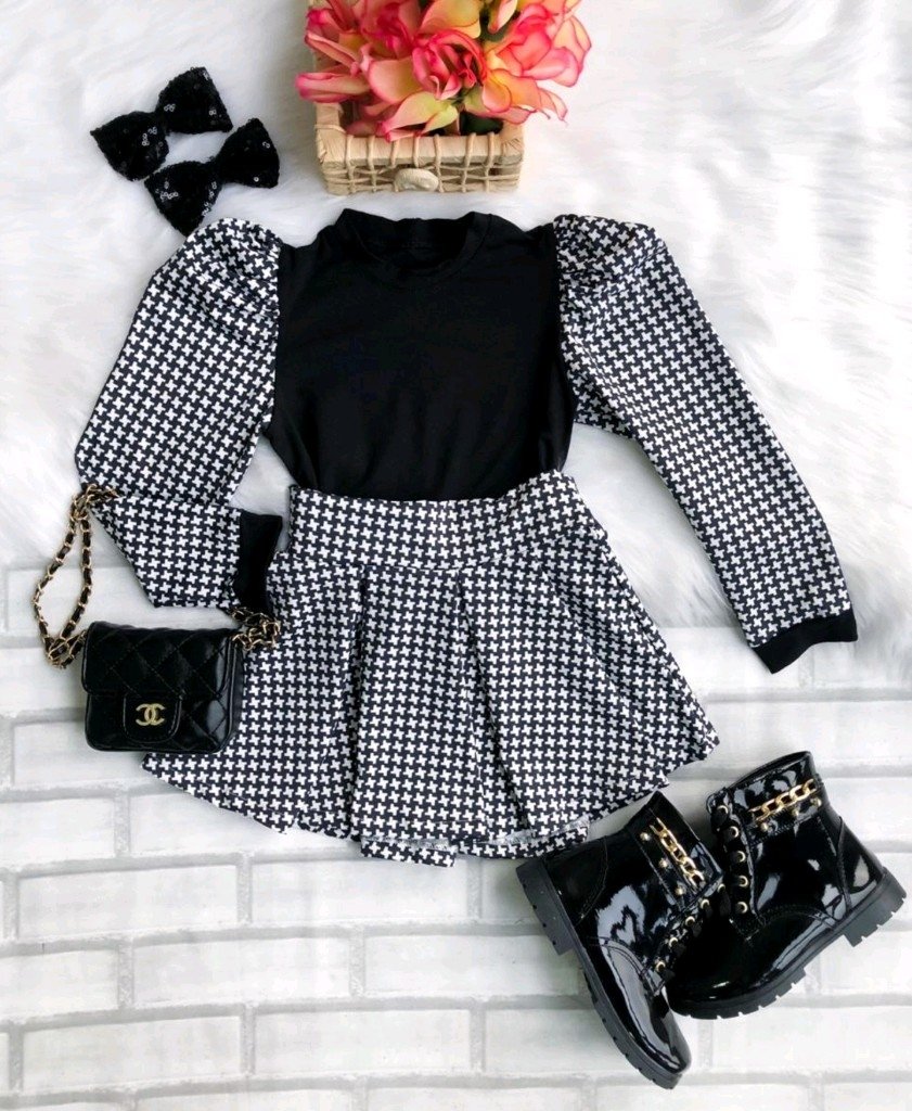 saia preta e blusa xadrez