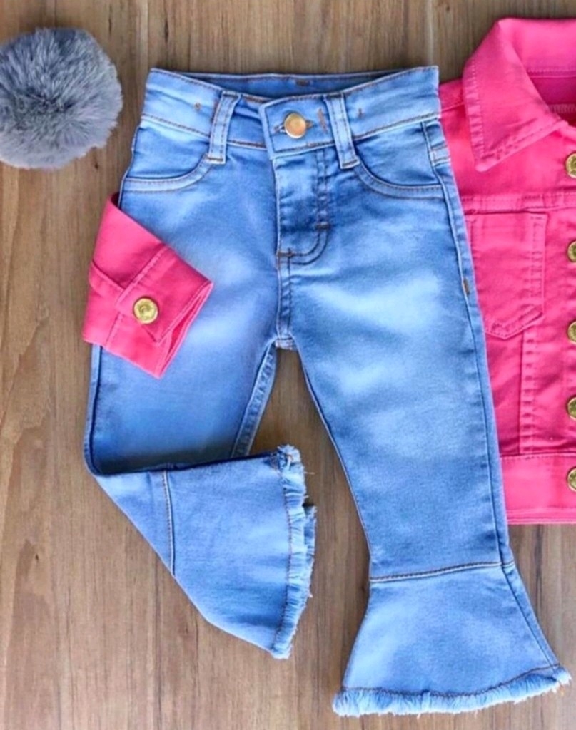 calça jeans de boca de sino