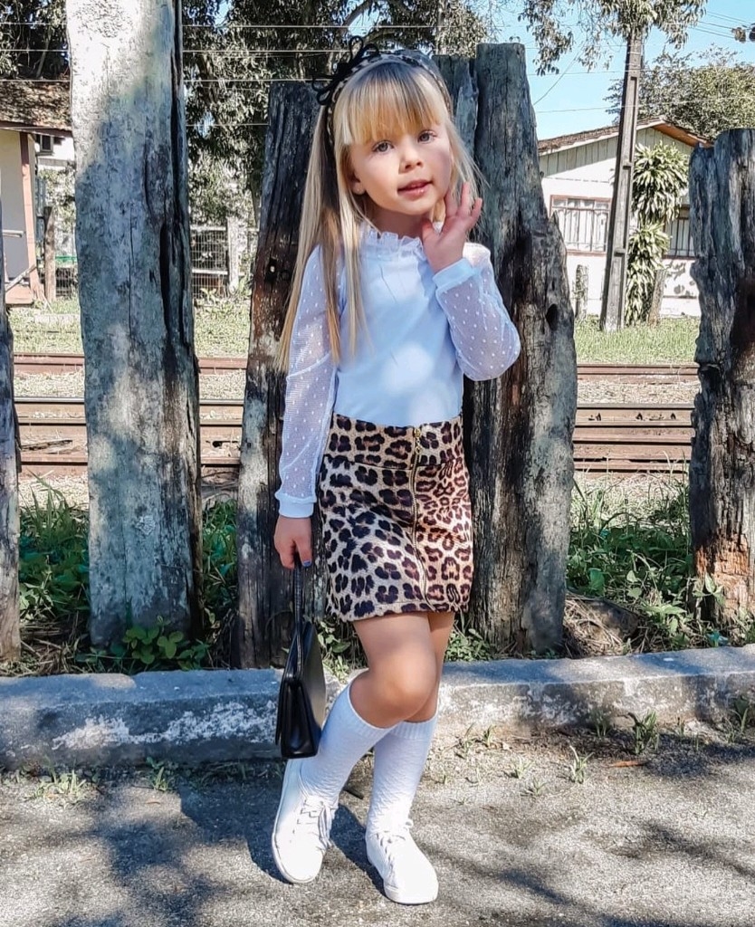 conjunto de saia e blusa branca