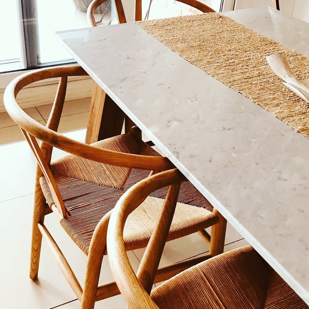 Mesa de comedor con mármol de carrara y pie de madera petiribi