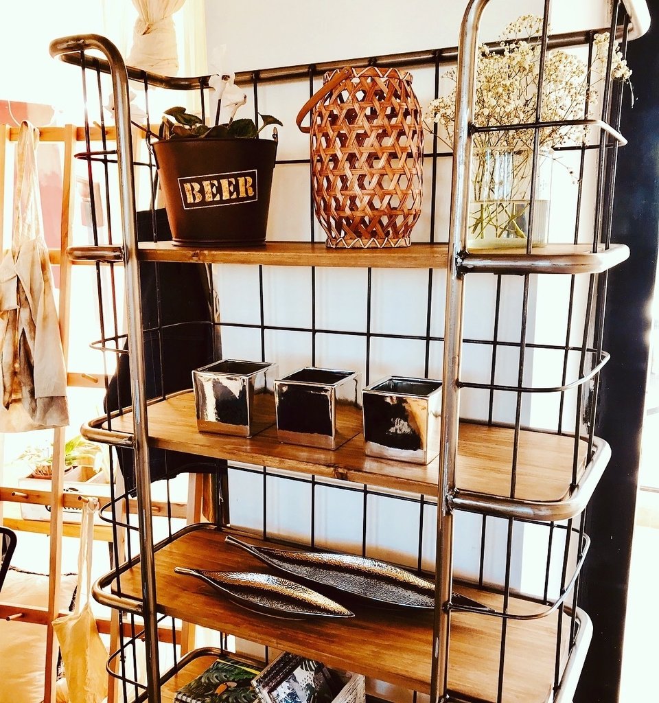Biblioteca Realizada Con Hierro Y Madera
