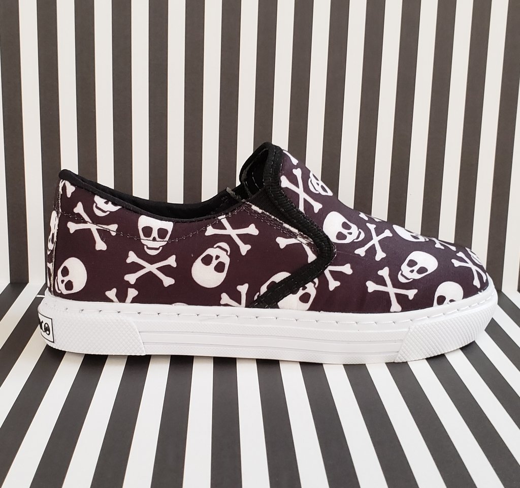 tenis slip on caveira